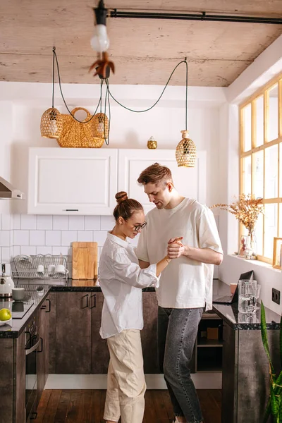 Lindo casal apaixonado, dança em casa — Fotografia de Stock