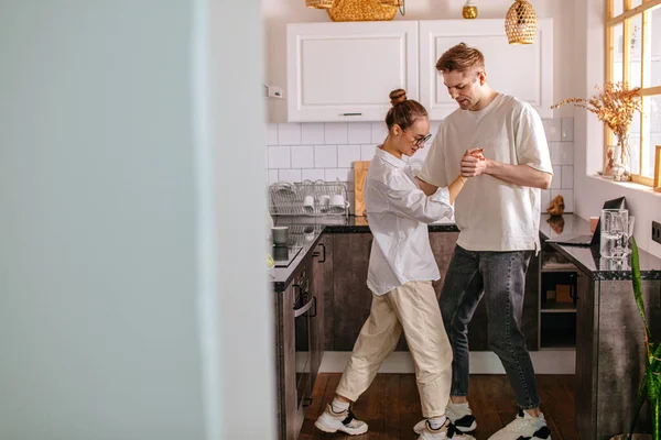 Felice coppia sposata godere di ballare a casa — Foto Stock