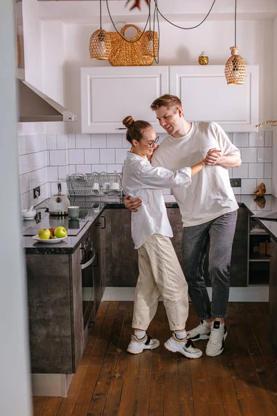 Pareja casada enamorada, baile en la cocina — Foto de Stock