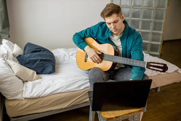 Kendi kendini yetiştirmiş bir adam gitar çalmak için yeni bir melodi öğrenmek istiyor.