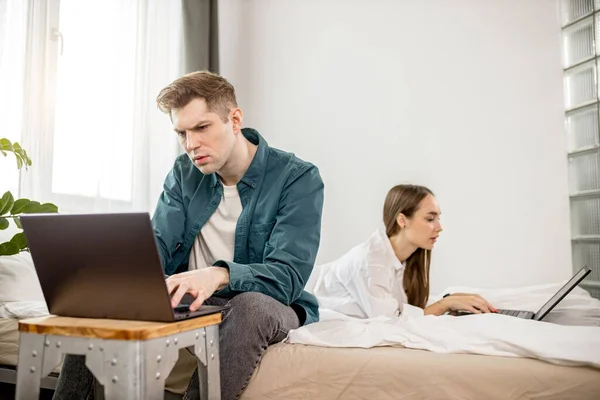 Trabalho familiar de negócios em casa, mesmo nos fins de semana — Fotografia de Stock