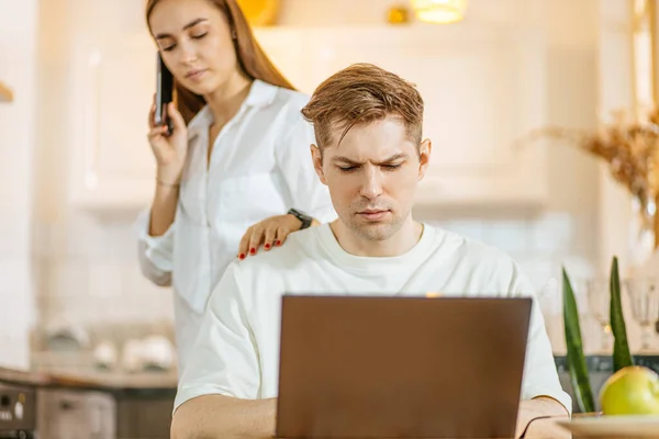 Fiatal kaukázusi házaspár megoldani pénzügyi kérdések online laptop — Stock Fotó