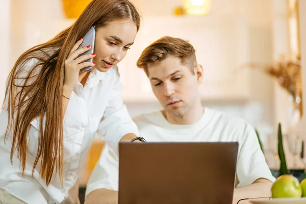 Junges kaukasisches Paar sucht seinen ersten Online-Einkauf — Stockfoto