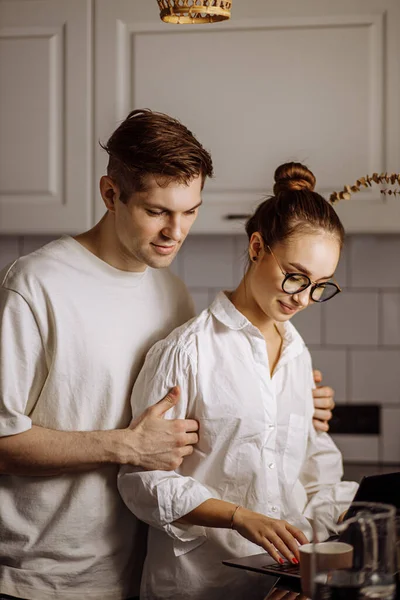 Attento uomo abbraccio moglie mentre lei avendo lavoro da casa — Foto Stock