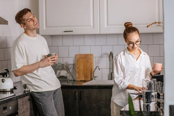 Feliz casal caucasiano na cozinha — Fotografia de Stock