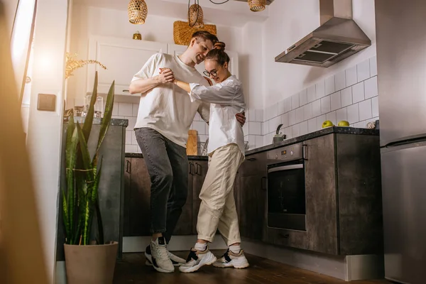 Bella coppia di sposi ballare a casa, romantico tempo felice — Foto Stock