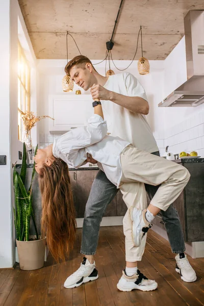 Feliz jovem casal dançando em casa — Fotografia de Stock