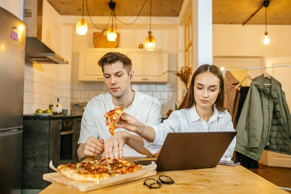 Leisure time of caucasian married couple at home — Stock Photo, Image