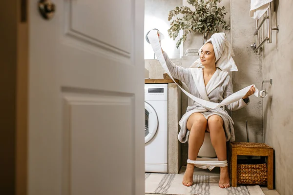 Jeune femme avec du papier toilette — Photo