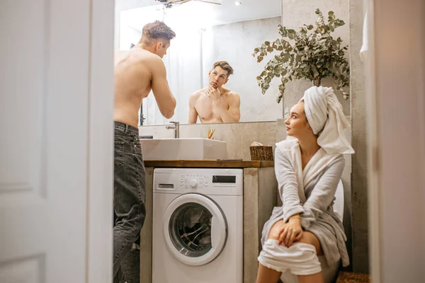 Couple passer la matinée dans les toilettes ensemble — Photo