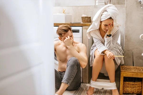 Jeune couple assombri par un test de grossesse négatif — Photo
