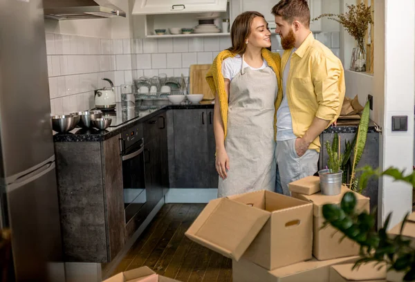 Retrato de pareja casada encantadora mudándose a una nueva casa —  Fotos de Stock