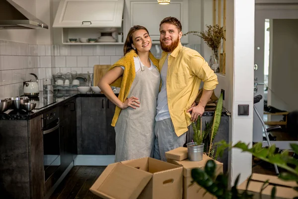 Retrato de lindo casal se mudando para uma nova casa — Fotografia de Stock