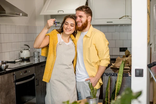 Young caucasian married couple in their new house — Stock Photo, Image