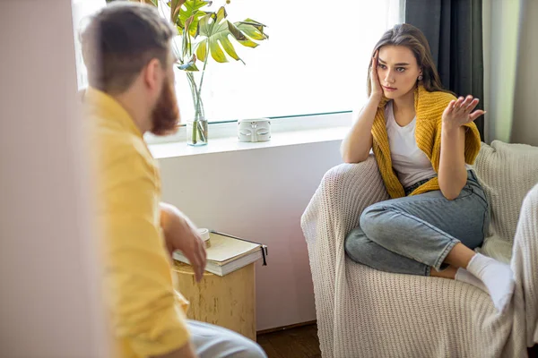 Young married couple quarreling at home — Stock Photo, Image