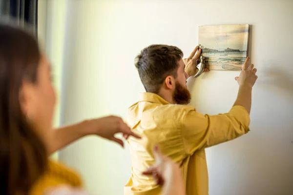 Couple decorating their new apartment — Stock Photo, Image