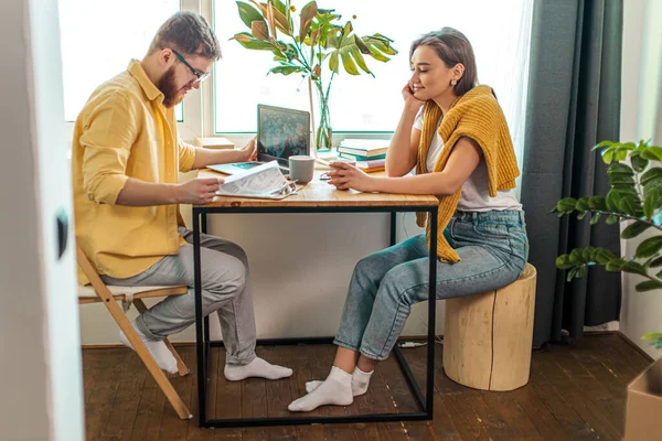 Carino moglie sguardo a lavoro marito con amore — Foto Stock