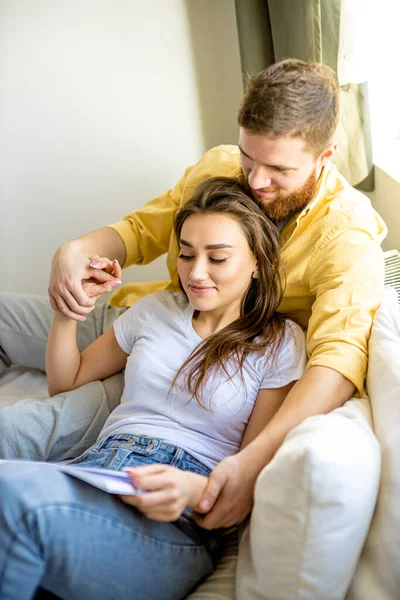 Pasangan kulit putih yang cantik telah beristirahat bersama di rumah — Stok Foto