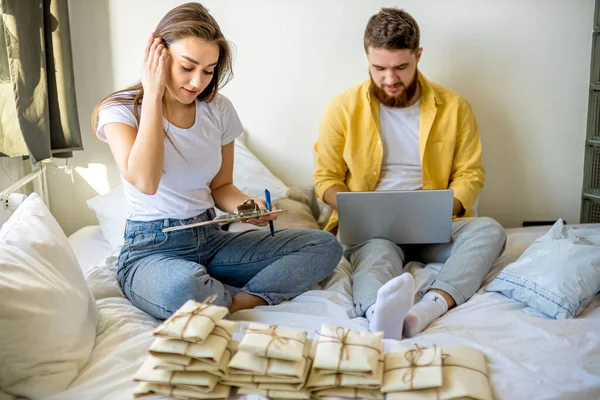 Bella coppia caucasica smistamento lettere a casa — Foto Stock