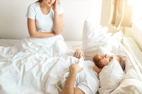 Mladý manželé pár v posteli v dopoledních hodinách — Stock fotografie
