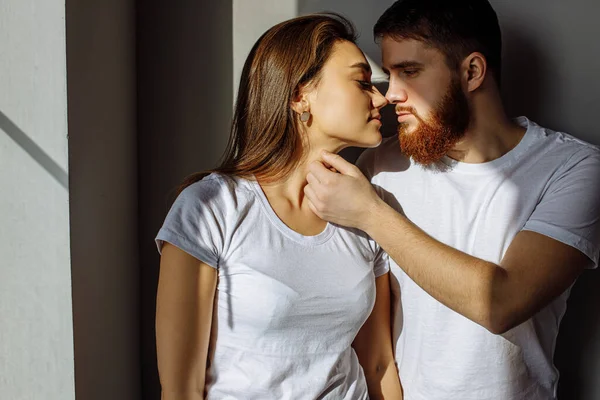 Jovem e belo casal apaixonado — Fotografia de Stock