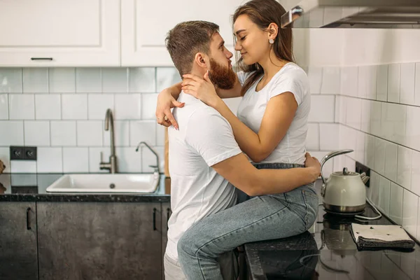 Αισθησιακό ζευγάρι που φιλιέται στην κουζίνα στο σπίτι — Φωτογραφία Αρχείου