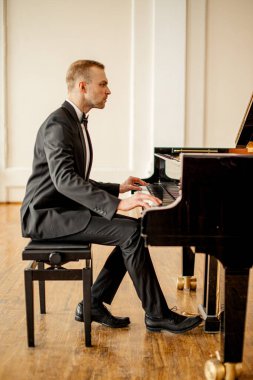 Genç piyanist klasik müzik yapıyor.