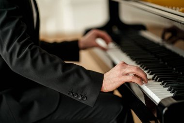 Genç yetenekli erkek profesyonel olarak piyano çalıyor.