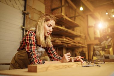 Fabrikada çalışırken çekici profesyonel marangoz.