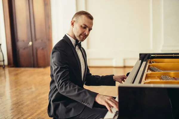 Νεαρός ταλαντούχος άνδρας παίζει επαγγελματικά πιάνο — Φωτογραφία Αρχείου