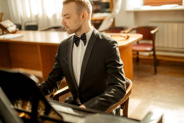 젊은 피아니스트가 클래식 음악을 연주 한다 — 스톡 사진