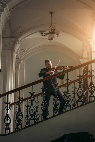Young caucasian violinist play classical instrument — Stock Photo, Image