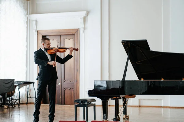 Talented professional man gracefully play violin — Stock Photo, Image