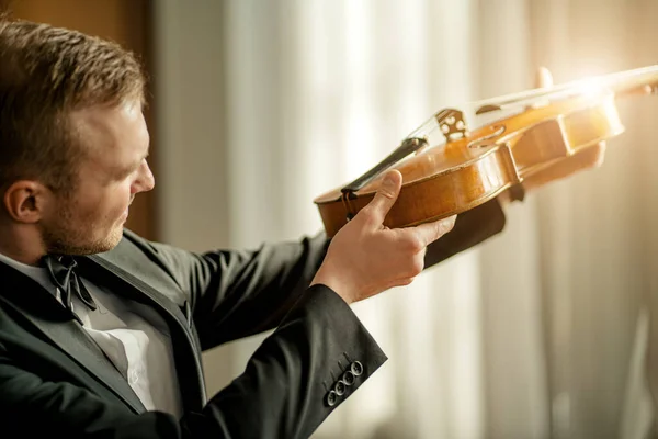 Επαγγελματίας βιολιστής σπουδάζει και ελέγχει χορδές βιολιού — Φωτογραφία Αρχείου