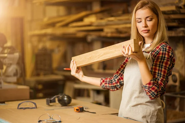 Mujer mantenga pieza de madera perfectamente pulida — Foto de Stock