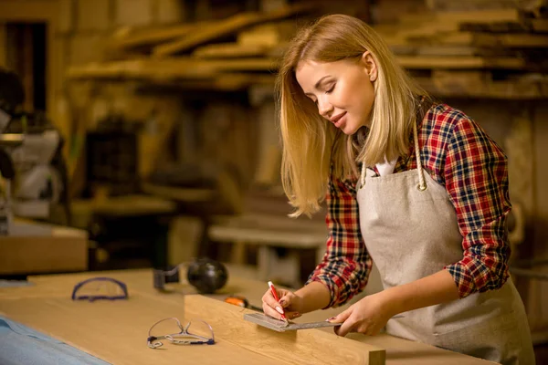 Carpintero profesional hacer marcas en la madera — Foto de Stock