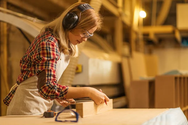 Mujer carpintero trabajador en el lugar de trabajo — Foto de Stock
