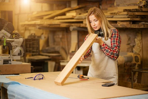 Hermosa mujer caucásica carpintero trata con artesanía — Foto de Stock