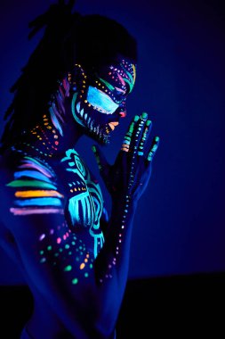 İzole edilmiş floresan izli erkek.