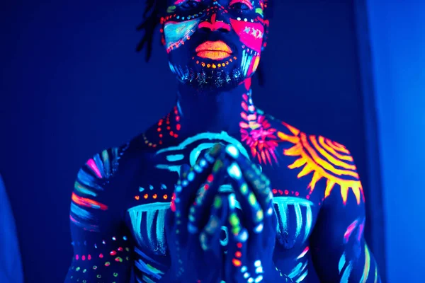 Modelo de moda africana com maquiagem fluorescente e arte corporal — Fotografia de Stock