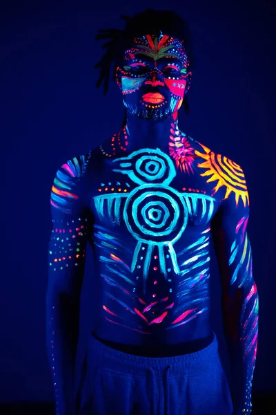 Jongeman wazig met ultraviolet lichaam kunst — Stockfoto