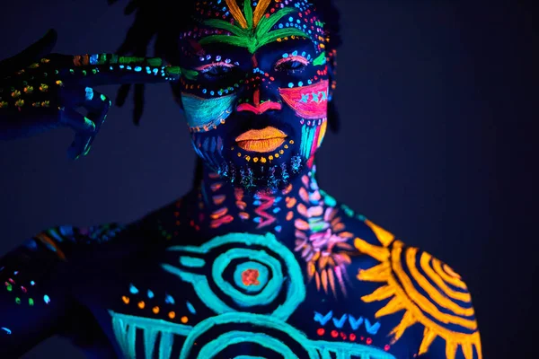 Homem com arte corporal fluorescente matar-se — Fotografia de Stock