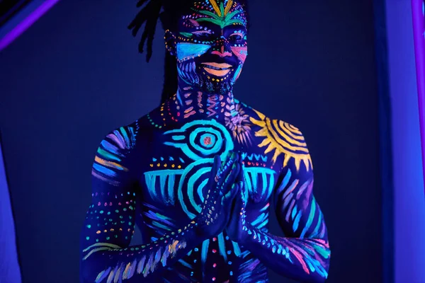Όμορφος Αφρικανός με φθορίζοντα αποτυπώματα στο στήθος και σε άλλα μέρη του σώματος. — Φωτογραφία Αρχείου