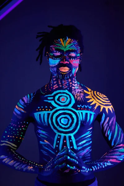 Fluoreszkáló testművészet, fiatal férfi pózol — Stock Fotó