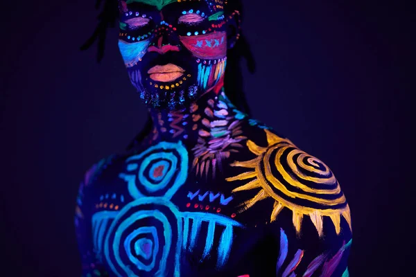 Mysterieuze man met fluorescerende body art — Stockfoto