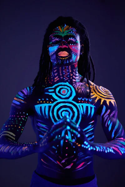 Man has fluorescent make-up and body art — Stock Photo, Image