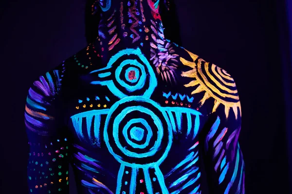 用荧光紫外光彩绘的非洲男人的概念画 — 图库照片
