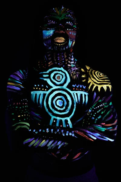 Fashionabla manliga modell med fluorescerande UV-kroppskonst — Stockfoto