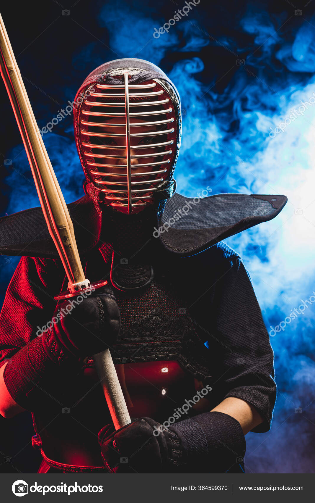 Jovem lutador kendo em armadura praticando com espada de bambu — Foto ©  ufabizphoto #364599370, image size:1067x1700