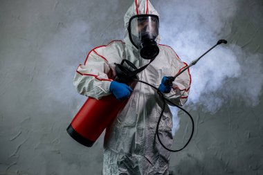 Koruyucu koruyucu koruyucu giysili ve gaz maskeli bir erkek. patojen solunum karantina koronavirüs konsepti
